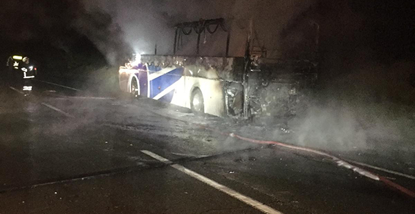 Yolcu otobüsü seyir  halindeyken alev alev yandı