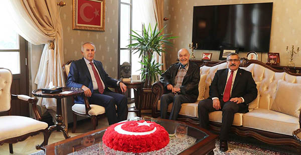 Gazeteci Hıncal Uluç ve AK Parti Milletvekili Hüseyin Yayman Vali Erdal Ata’yı ziyaret etti.