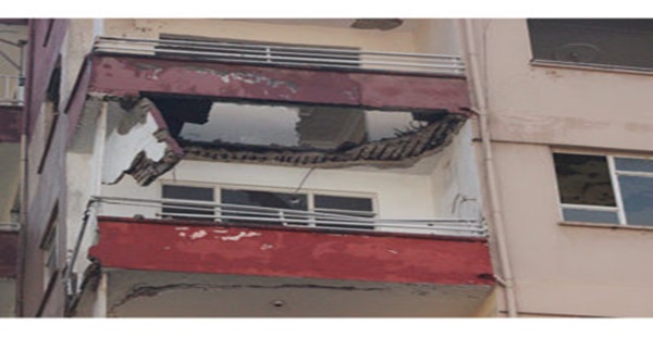 Hatay’da binanın iki balkonu çöktü