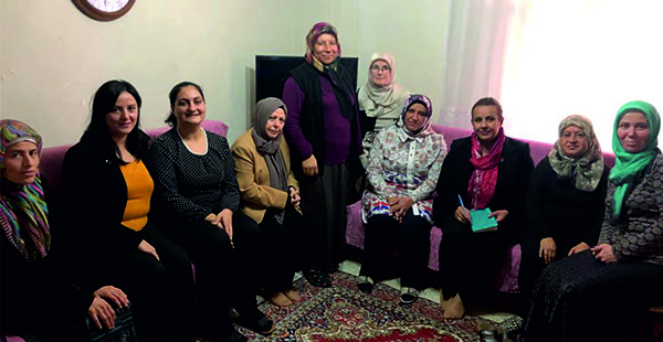 AK Parti’nin kadınları kapı, kapı dolaşıyor