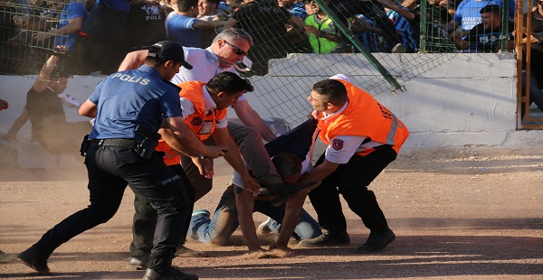 Hatayspor – Adana Demirspor maçının ardından saha karıştı
