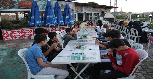 Suriyeli yetimlere iftar