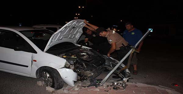“Dur” ihtarına uymayan sürücü, polisten kaçarken kaza yaptı