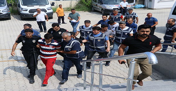 Polise karşı koyan firari hükümlünün yakınları arbedeye neden oldu