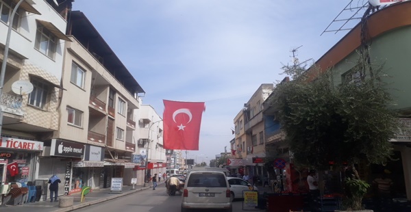 Kırıkhan’da iş yerleri ve evler Türk bayraklarıyla donatılıyor
