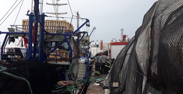 Balıkçı tekneleri batmaktan kurtarıldı
