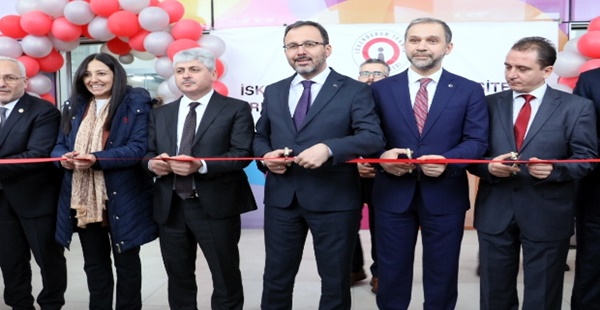 Gençlik ve Spor Bakanı Kasapoğlu, Hatay'da kütüphane açılışı yaptı