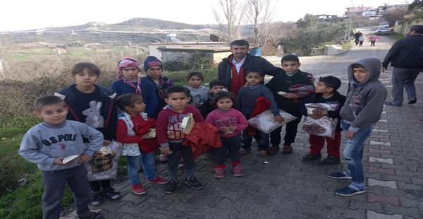 "Simitçi Erkan" İdlibli çocuklara 700 battaniye ve 150 mont ulaştırdı