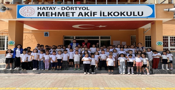 DÖRTYOL’DA GENÇLER İLKOKUL ÖĞRENCİLERİYLE BİR ARAYA GELDİ