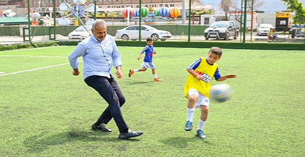 ÖNTÜRK, GENÇ FUTBOLCULARLA BULUŞTU