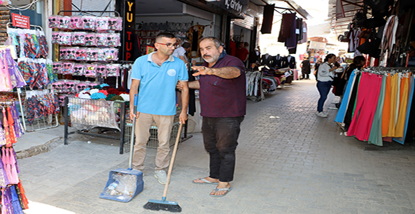 SESSİZ DÜNYASINDA ÇARŞIYI PIRIL PIRIL YAPIYOR