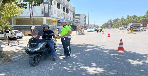 ANTAKYA’DA TRAFİK POLİSLERİ MOTOSİKLET SÜRÜCÜLERİNE BİLGİLENDİRME YAPTI