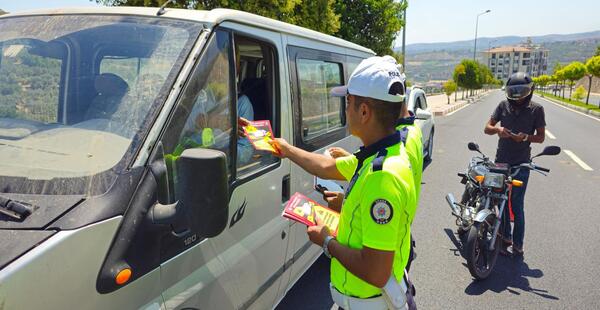 ALTINÖZÜ’NDE TRAFİK POLİSLERİ SÜRÜCÜLERİ BİLGİLENDİRDİ