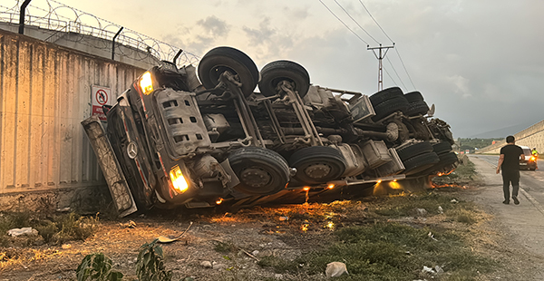 FRENİ PATLAYAN BETON POMPASI DEVRİLDİ