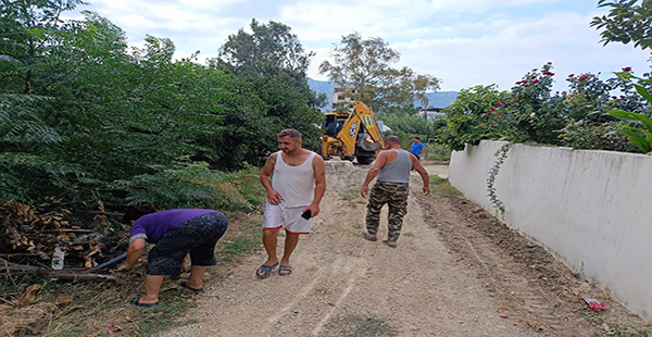 SAMANDAĞ’DA MAHALLENİN ÇEVRE DÜZENLEMESİNİ VE TEMİZLİĞİNİ VATANDAŞLAR YAPTI