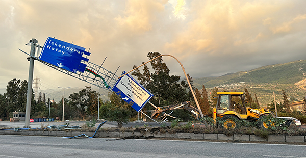 DAMPERİ AÇIK UNUTULAN TIR, TRAFİK LEVHALARINI DEVİRDİ