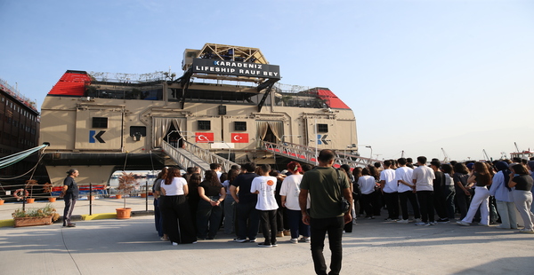 DEPREMZEDE LİSE ÖĞRENCİLERİ İÇİN “YÜZEN OKUL”DA İLK DERS ZİLİ ÇALDI