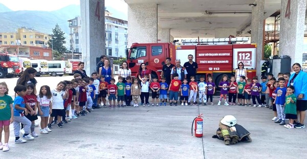 İSKENDERUN İTFAİYE İSTASYONU MİNİK MİSAFİRLERİNİ AĞIRLADI