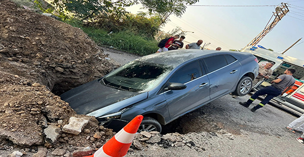 OTOMOBİL ÜZERİ AÇIK DEV ÇUKURA DÜŞTÜ!