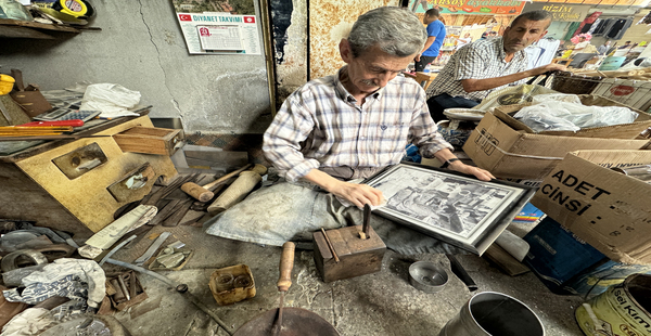 BABASINDAN ÖĞRENDİĞİ TENEKECİLİĞİ 70 YILDIR AYNI ATÖLYEDE SÜRDÜRÜYOR