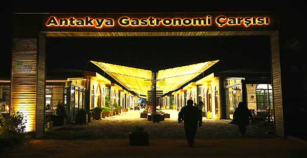 DEPREMZEDE ESNAF ANTAKYA GASTRONOMİ ÇARŞISI’NDAKİ HAREKETLİLİKTEN MEMNUN