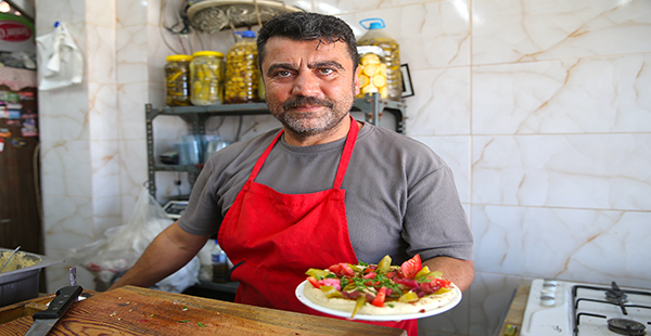 DEPREMDE 9 YAKININI KAYBEDEN MEZECİ, DEDE MESLEĞİNİ SÜRDÜRÜYOR