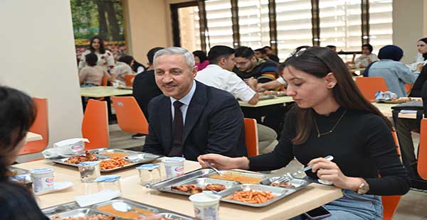 REKTÖR EREN, ÖĞRENCİLERLE YEMEKTE BİR ARAYA GELDİ