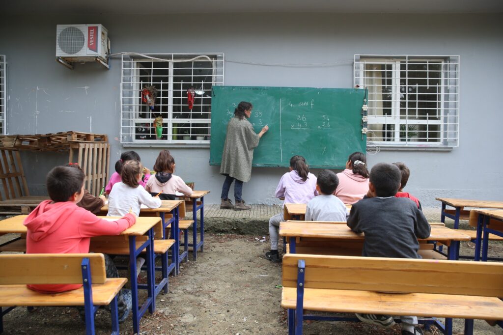 ARZU ÖĞRETMEN ATIK MALZEMELERDEN TASARLADIĞI ÜRÜNLERLE OKULU RENKLENDİRDİ