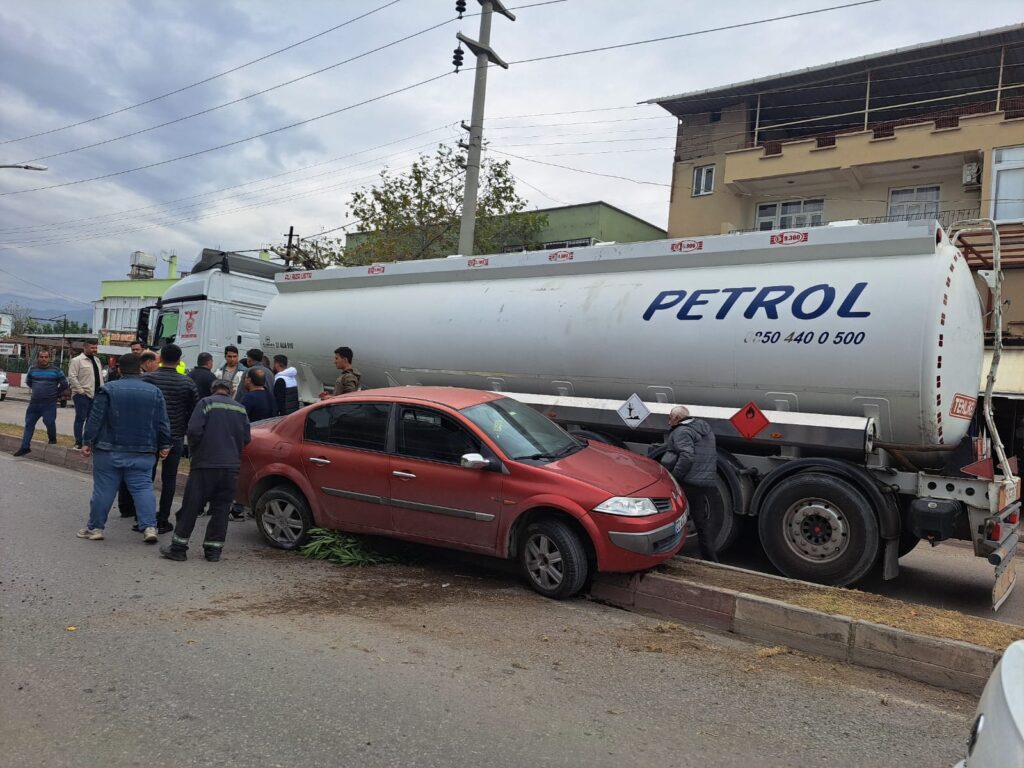 DÖRTYOL’DA TIR SEYİR HALİNDEKİ OTOMOBİLE ÇARPTI