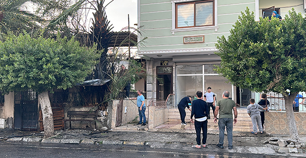 İSKENDERUN’DA EVİN BAHÇESİNDEKİ AĞAÇTA ÇIKAN YANGIN SÖNDÜRÜLDÜ