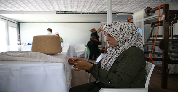 KONTEYNER KENTTE AÇILAN KURS KADINLARI İPEK DOKUMACILIĞIYLA TANIŞTIRIYOR