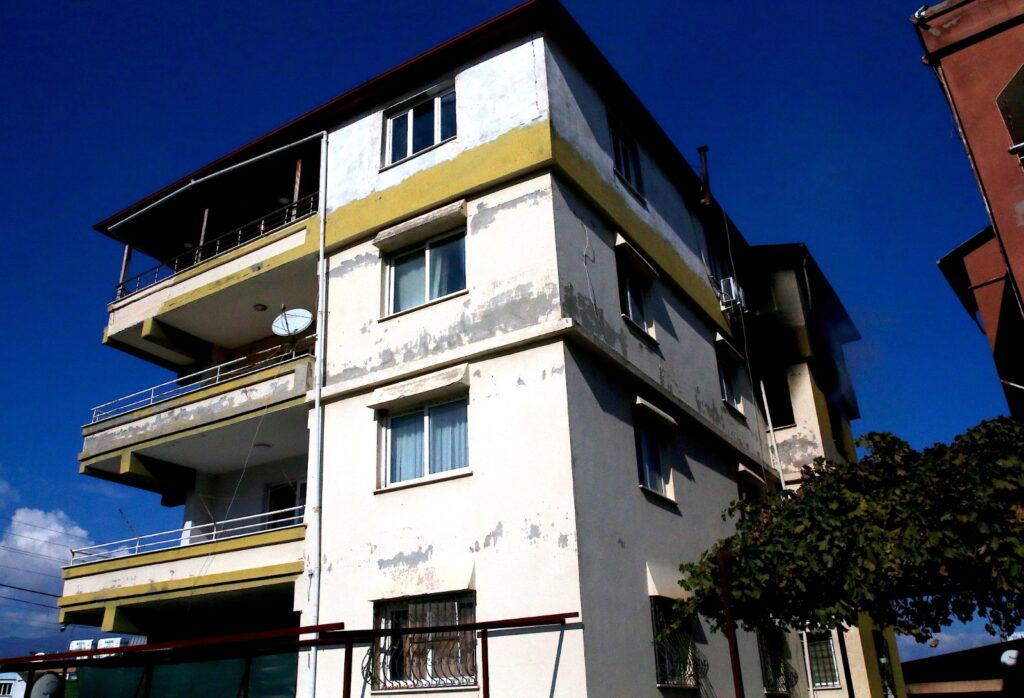 APARTMANIN ÇATI KATINDA ÇIKAN YANGIN SÖNDÜRÜLDÜ