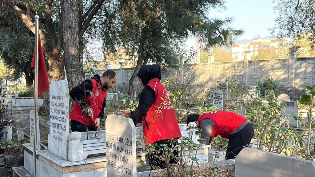 GÖNÜLLÜ GENÇLER MEZARLIK TEMİZLEDİ