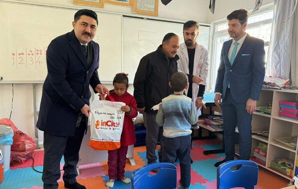 YAYLADAĞI’NDA ÖĞRENCİLERE KIRTASİYE VE KIYAFET YARDIMI DAĞITILDI