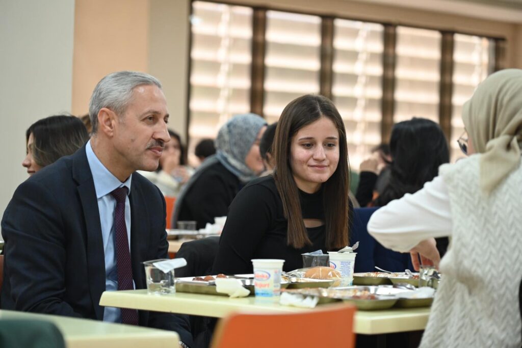 REKTÖR EREN ÖĞRENCİLERLE YEMEKTE BİR ARAYA GELDİ