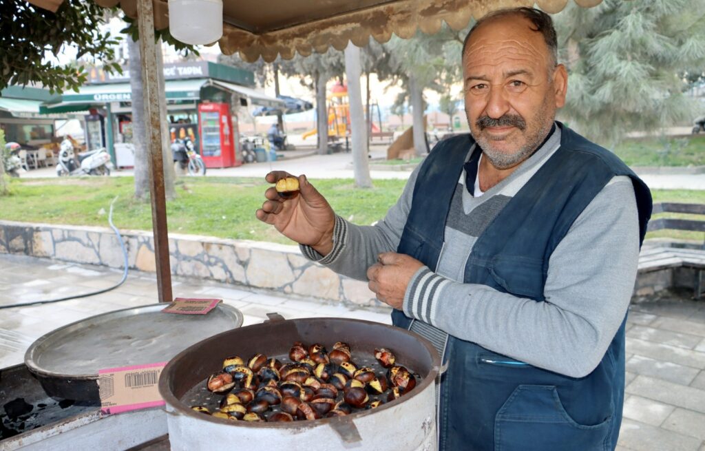 KIŞIN SICAK TADINDA: VALİ GÖBEĞİ’NDE KESTANE KEYFİ DEVAM EDİYOR