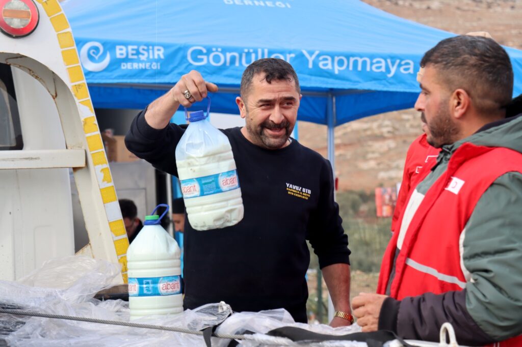 SURİYELİ ÇOCUKLAR İÇİN ANLAMLI DESTEK: ANKARA’DAN HATAY’A SÜT TAŞIDI