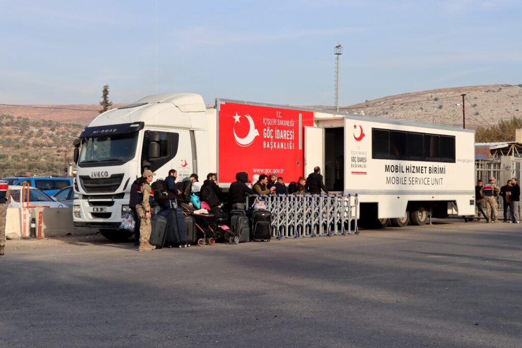 ÜLKELERİNE DÖNEN SURİYELİLER İÇİN HATAY SINIRINDA MOBİL HİZMET ARACI KONUŞLANDIRILDI