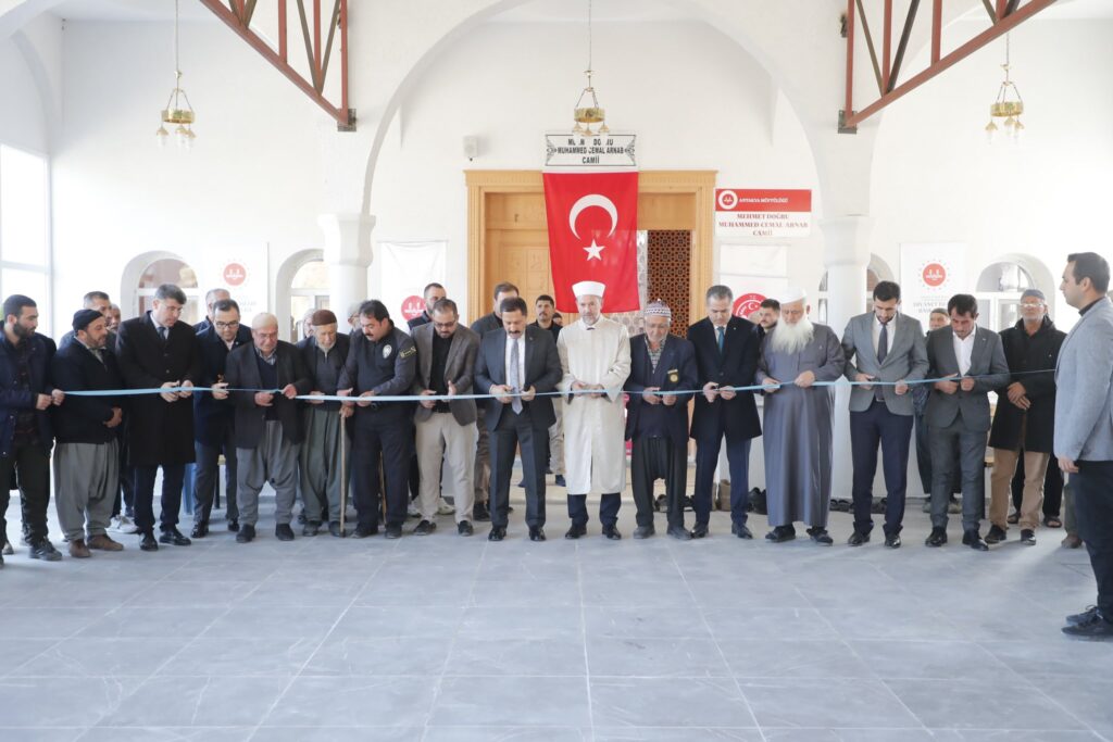 HAYIRSEVERİN DESTEĞİYLE YAPILAN CAMİ İBADETE AÇILDI