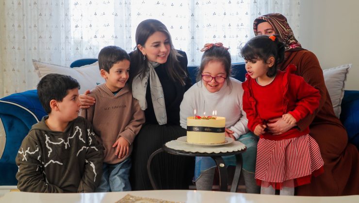 ESRA MASATLI’DAN DOWN SENDROMLU FATMA’YA DOĞUM GÜNÜ SÜPRİZİ   