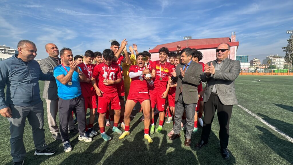 İSKENDERUN’DA OKULLAR ARASI FUTBOL TURNUVASI DÜZENLENDİ