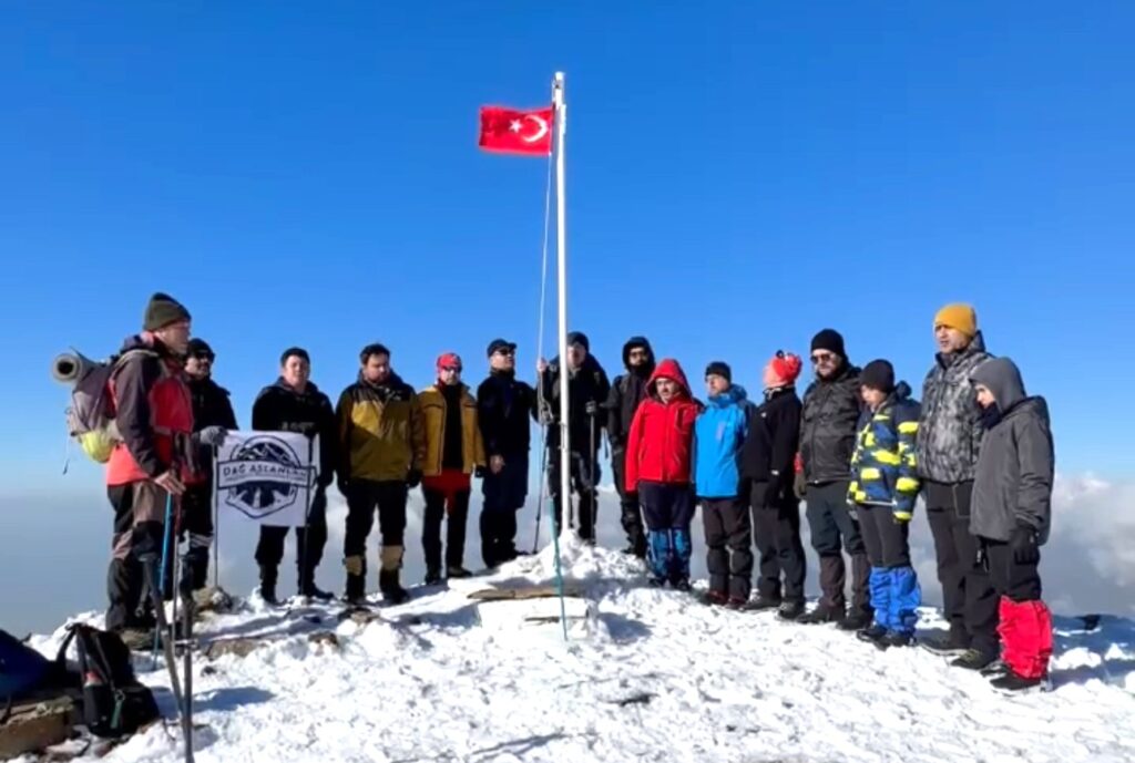 AMANOS DAĞLARI’NDA YIPRANAN TÜRK BAYRAĞI DEĞİŞTİRİLDİ