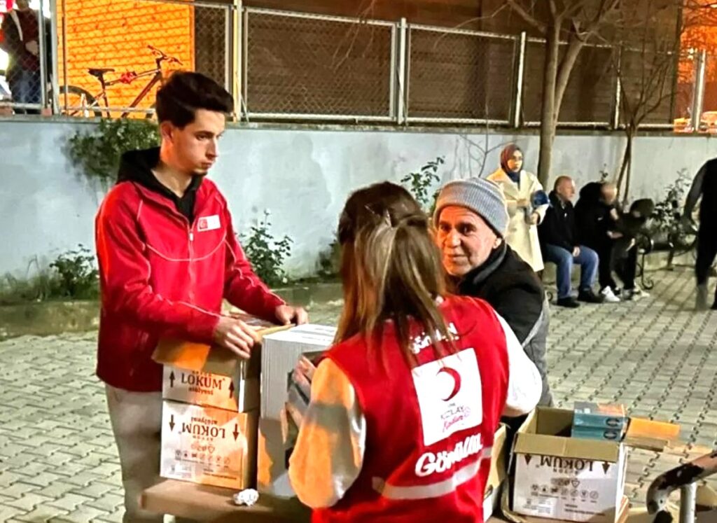 KIZILAY HATAY’DAN REGAİP KANDİLİ’NDE GÖNÜLLERE DOKUNAN İKRAM