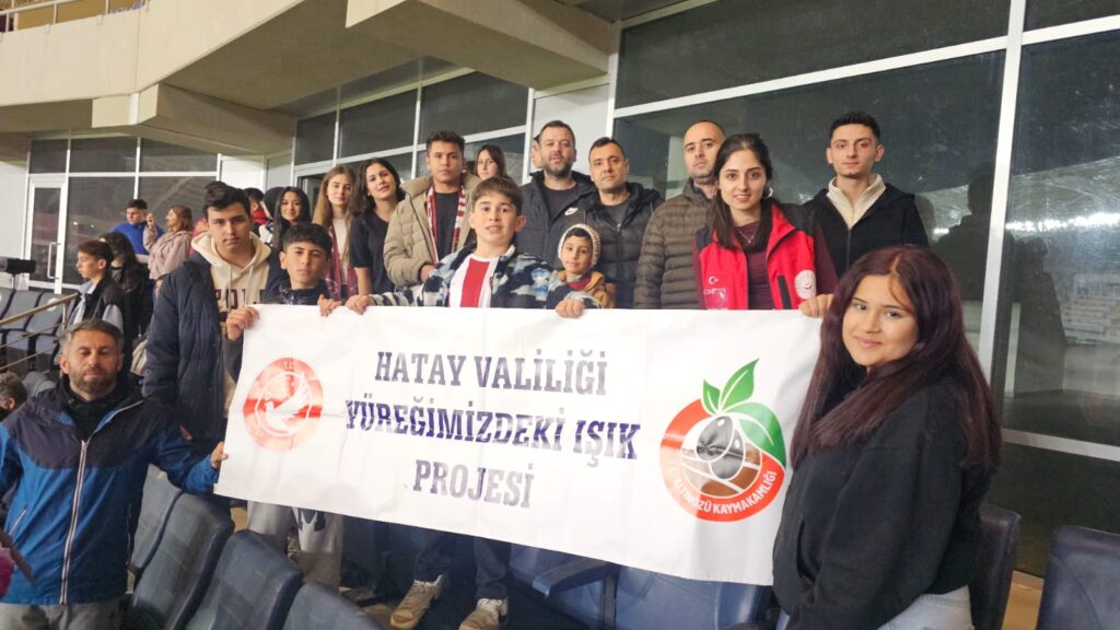 ALTINÖZÜLÜ ÇOCUKLAR HATAYSPOR’A TRİBÜNDEN DESTEK VERDİ