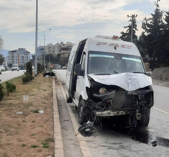 REFÜJE ÇARPAN MİNİBÜSTEKİ 2 KİŞİ YARALANDI