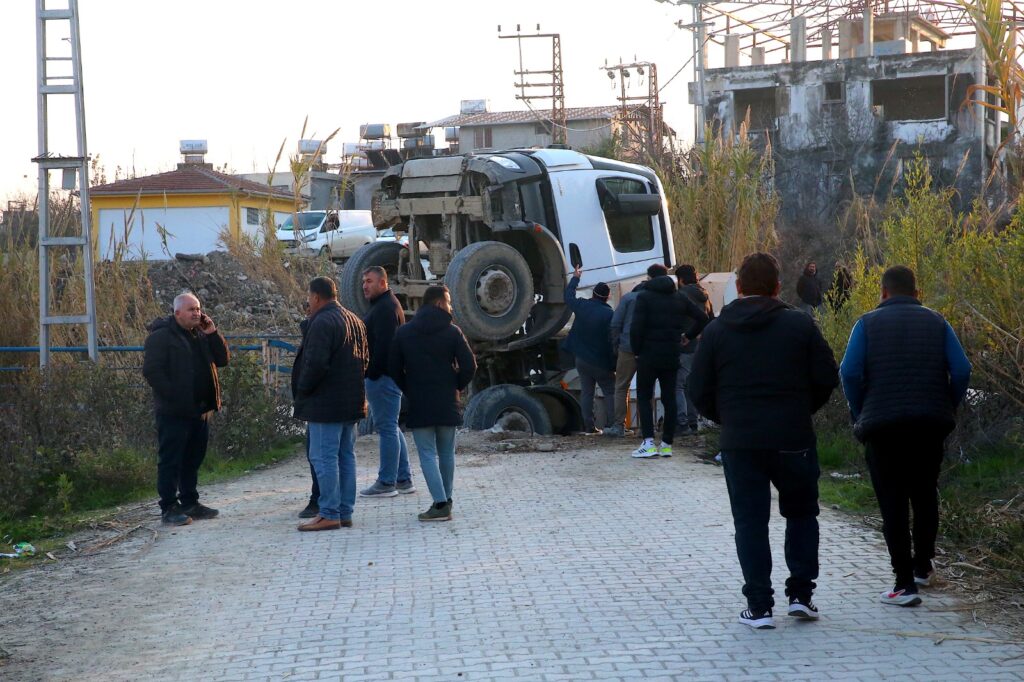 HAFRİYAT KAMYONUNUN GEÇİŞİ SIRASINDA KÖPRÜ ÇÖKTÜ