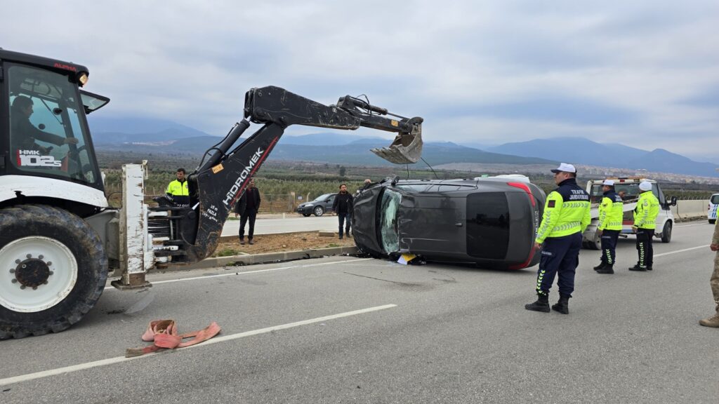 ÜÇ ARACIN KARIŞTIĞI KAZADA 2 KİŞİ YARALANDI