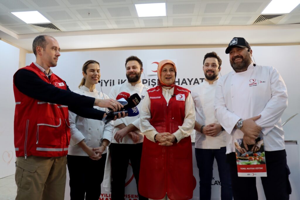 TÜRK KIZILAY’DAN HATAY’A DESTEK: DEPREMZEDE KADINLAR İÇİN AŞÇILIK ATÖLYESİ