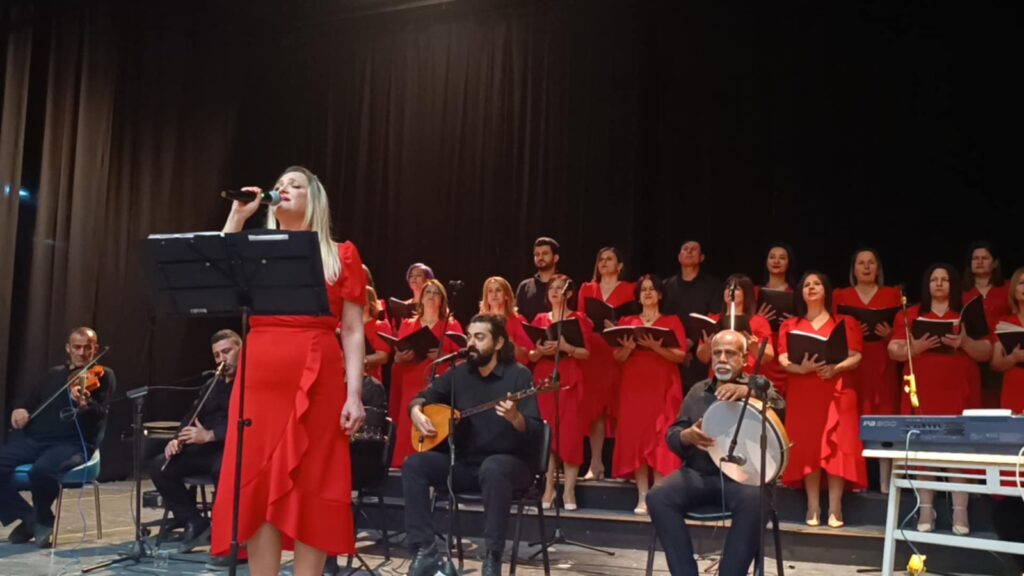 SAMANDAĞ’DA GÜLBAHAR HALK KOROSU KONSER VERDİ