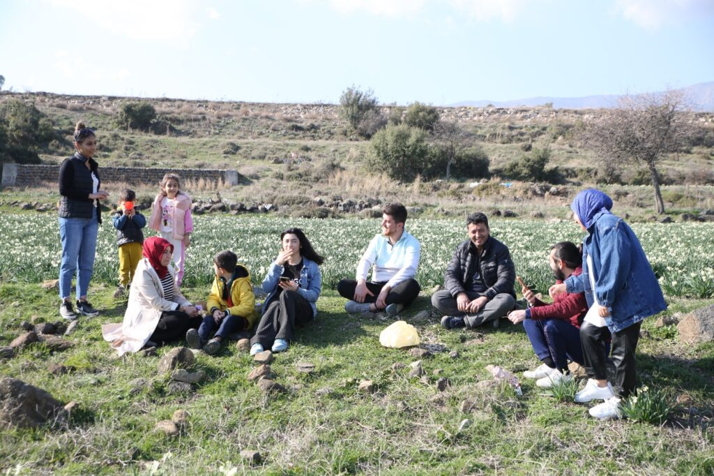 ANTAKYA’DA NERGİS TARLASI, FOTOĞRAF TUTKUNLARINI AĞIRLIYOR